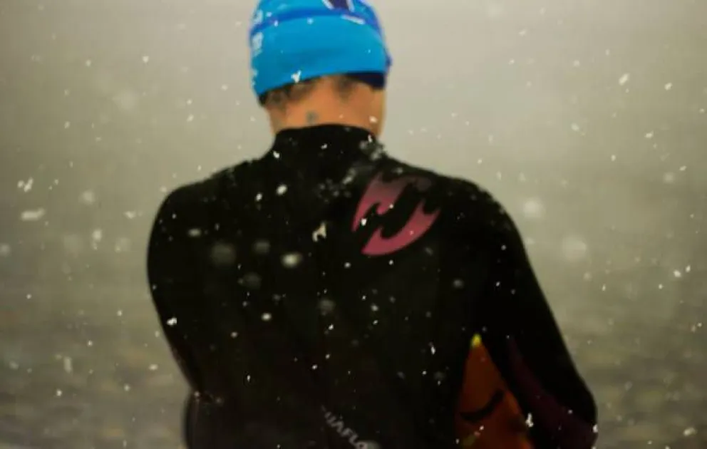 El video de Laura nadando en el Nahuel Huapi bajo la nieve