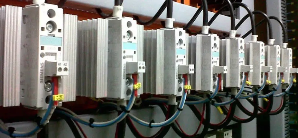 Relevan hogares para mejorar las conexiones eléctricas precarias