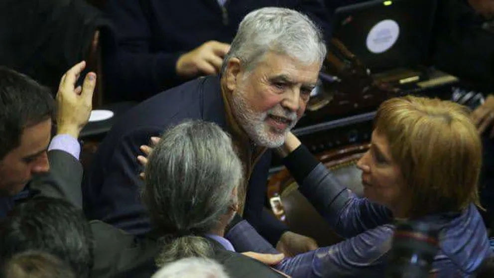 Julio De Vido seguirá en su banca. Sus "compañeros" lo saludaron tras la votación.