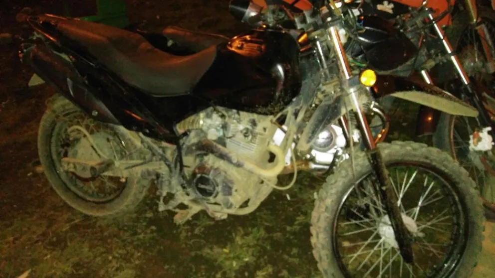 Lo detuvieron manejando una moto robada