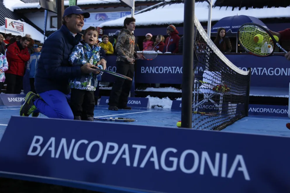Chicos y grandes jugaron al tenis con José Luis Clerc en Catedral