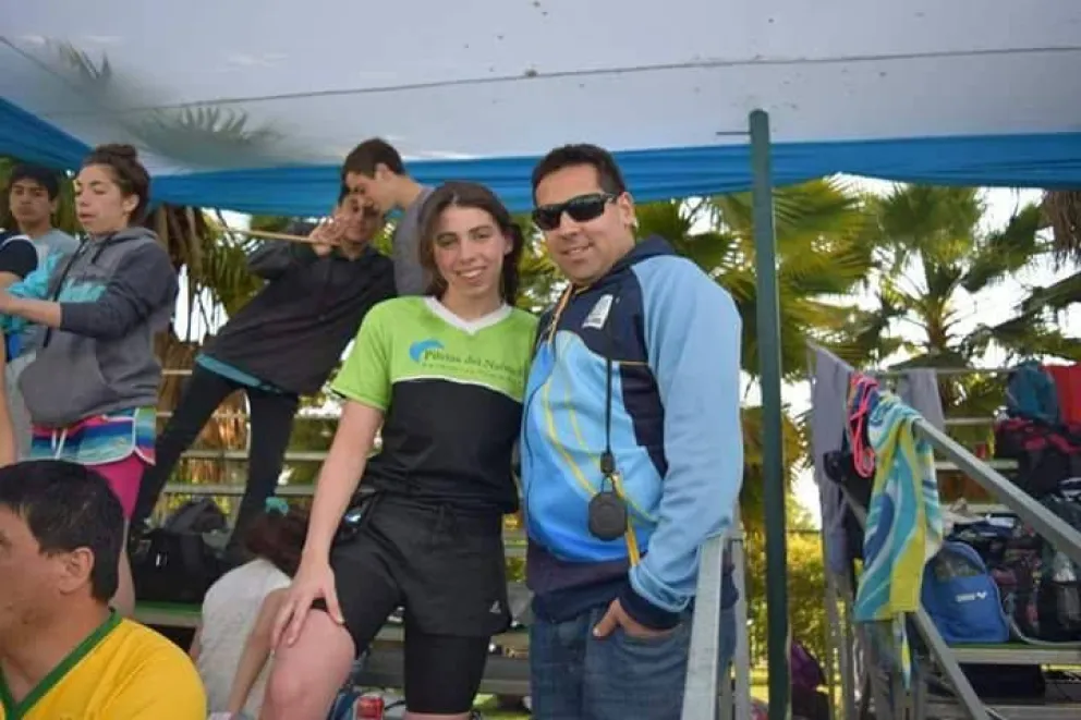Machi Ceballez con Anna Huusmann, una de las competidoras. 
