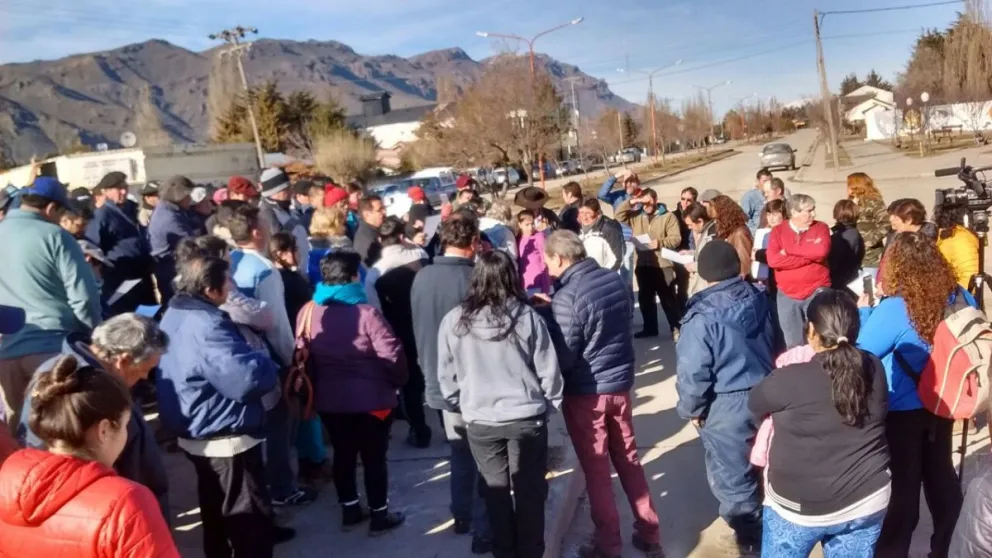 En El Maitén se manifestaron pidiendo que se esclarezcan los incendios