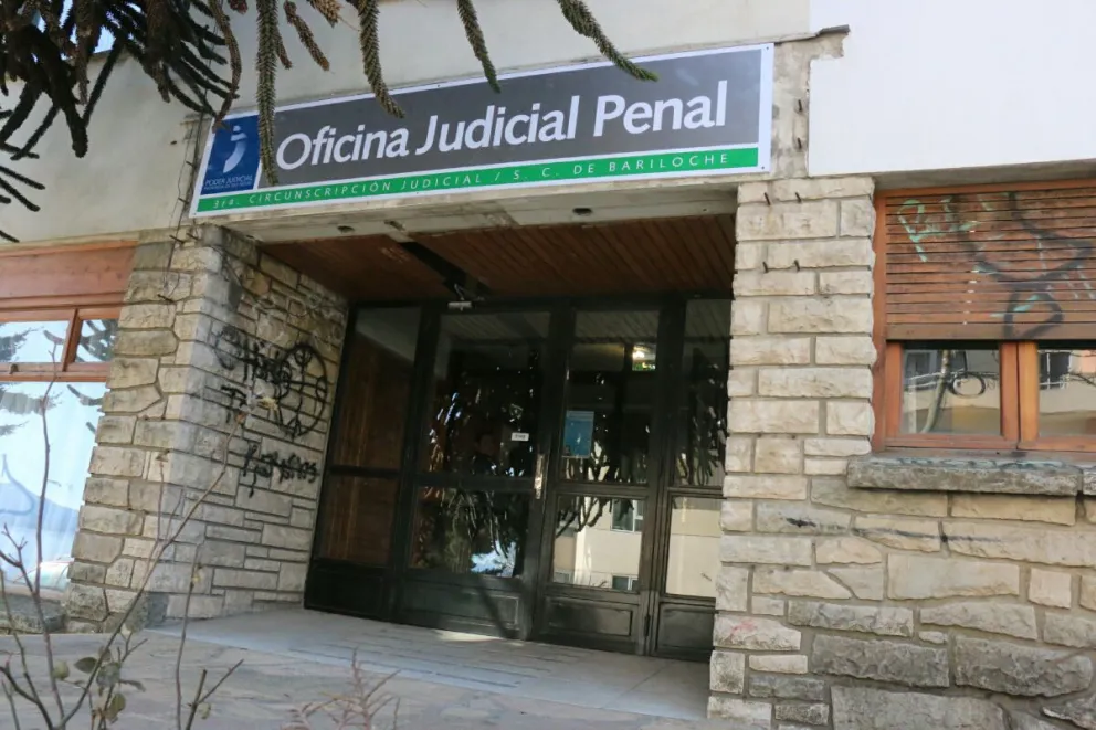 Un hombre armado atacó a su pareja y uno de los hijos logró escapar para pedir ayuda