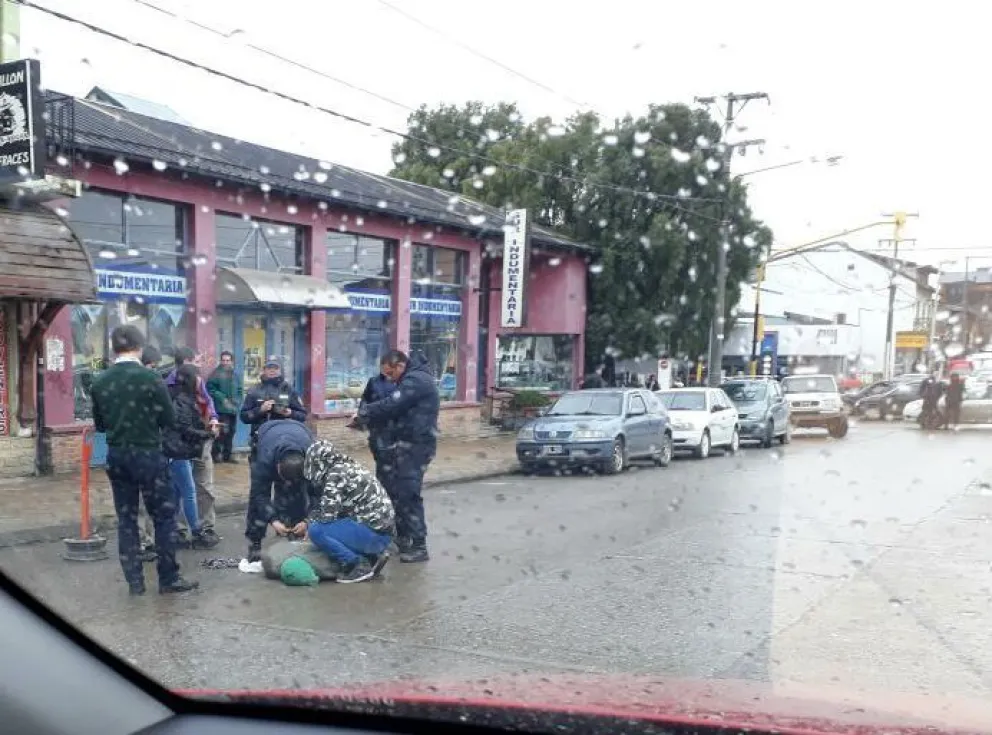 Quiso robar un equipo de música y lo detuvieron a pocos metros