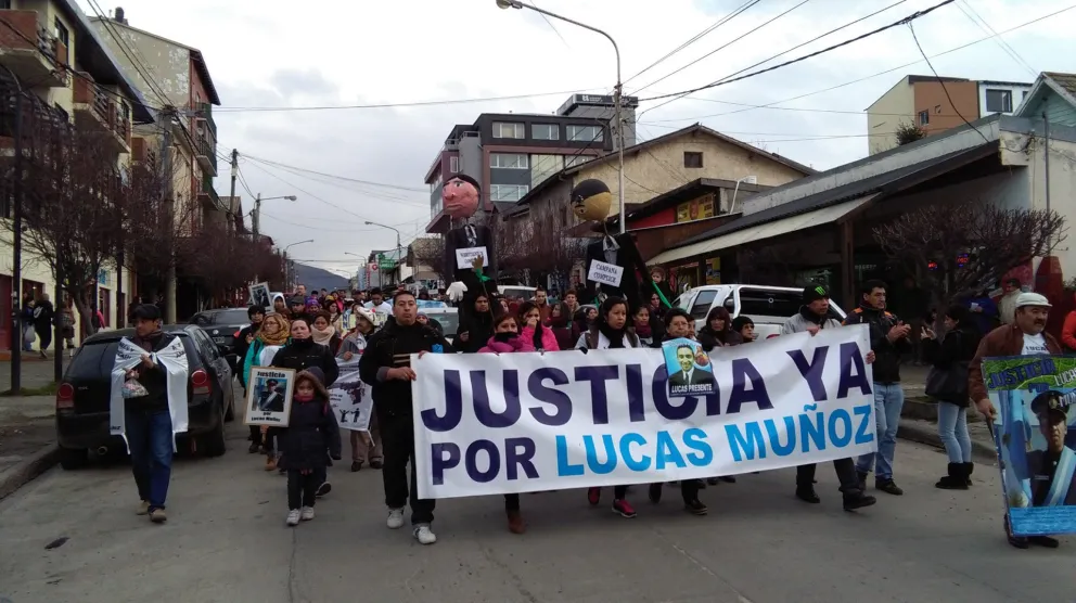 Marchan en Bariloche reclamando justicia por Lucas Muñoz