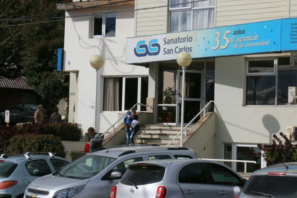 El automovilista se encuentra siendo asistido en el Sanatorio San Carlos. 