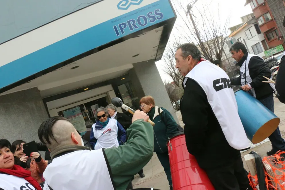 El último lunes y la semana pasada los gremios estatales se movilizaron para reclamar la restitución del servicio.