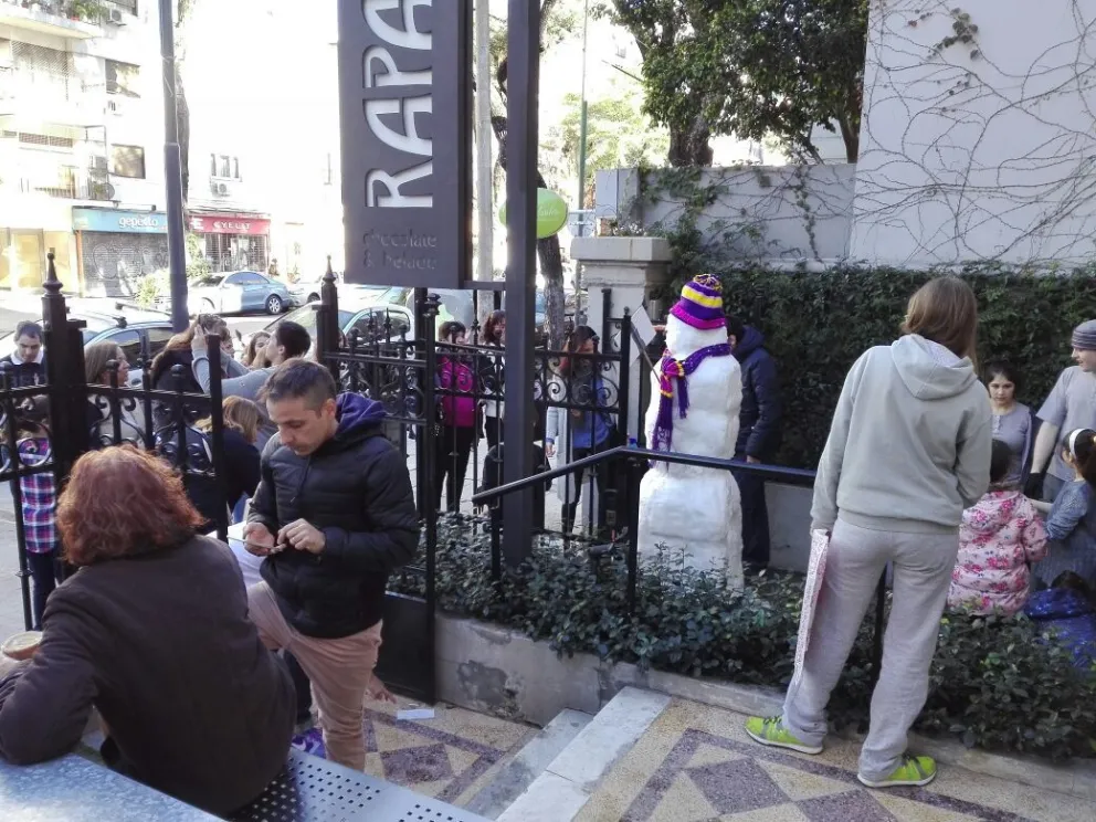 Video: Con nieve del cerro Catedral hicieron muñecos en Buenos Aires