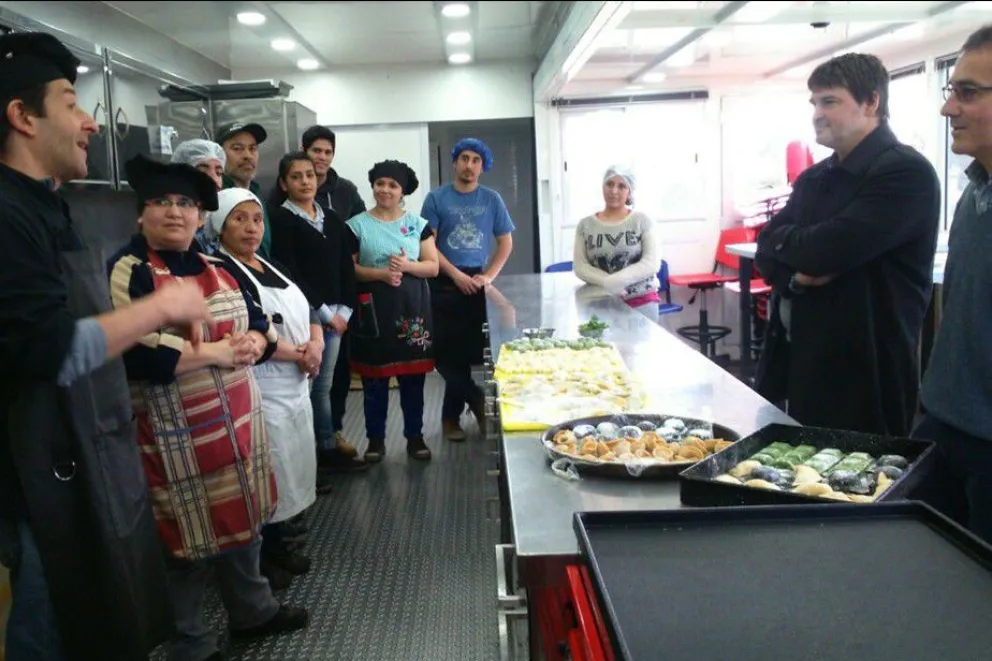 Vecinos de Dina Huapi nuevos egresados del aula móvil de gastronomía