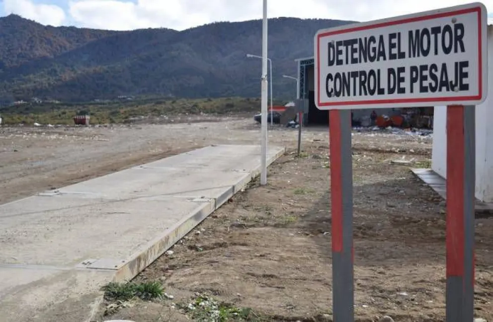 Los trabajadores del vertedero realizan retención de servicios