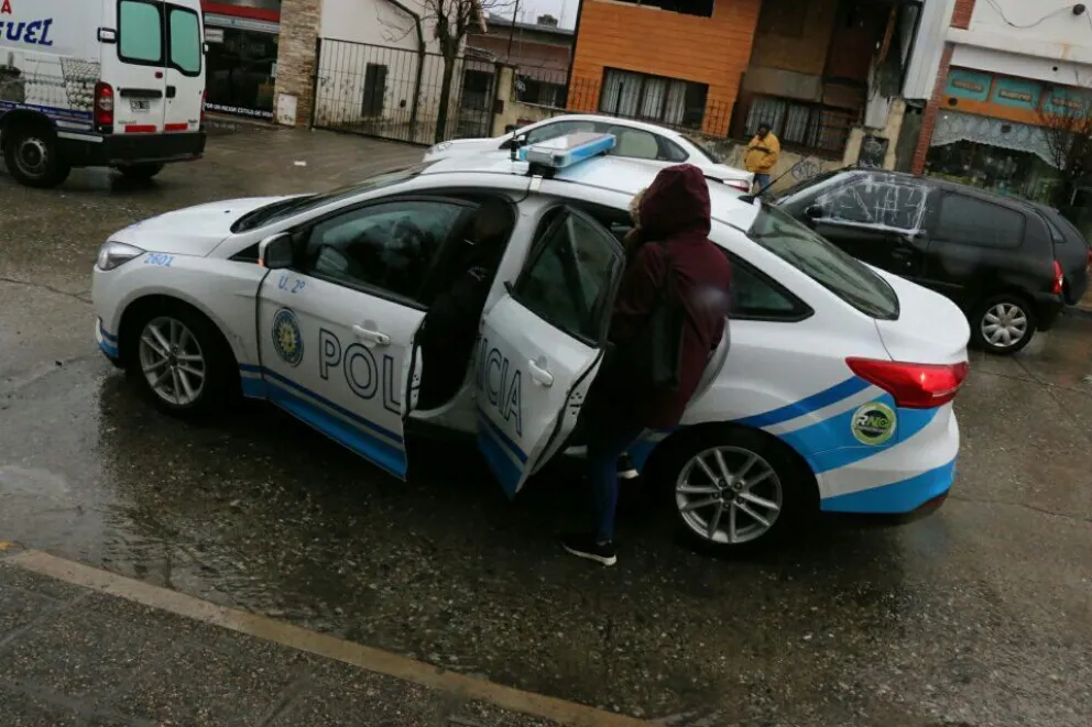 La Policía trasladó a la joven al hospital. 