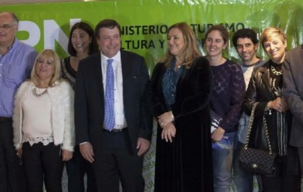 El gobernador Weretilneck acompañado de la ministra Arrieta quien presentó su renuncia.