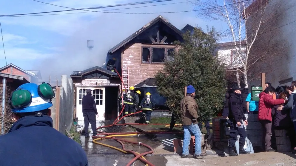 Voraz incendio en una vivienda del barrio Omega