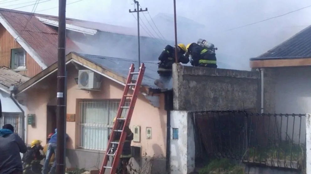 Varias dotaciones de bomberos combatieron un voraz incendio