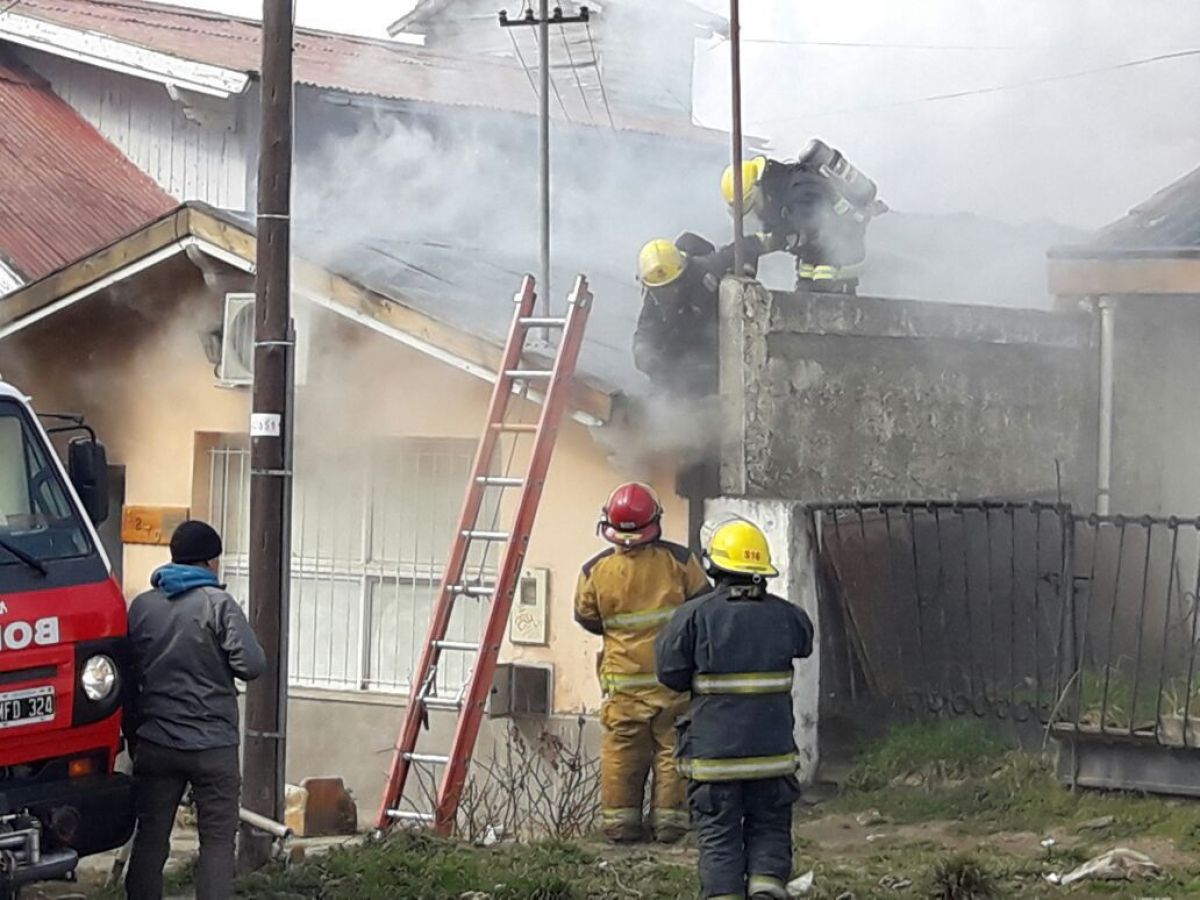 Varias Dotaciones De Bomberos Combatieron Un Voraz Incendio | ANB ...