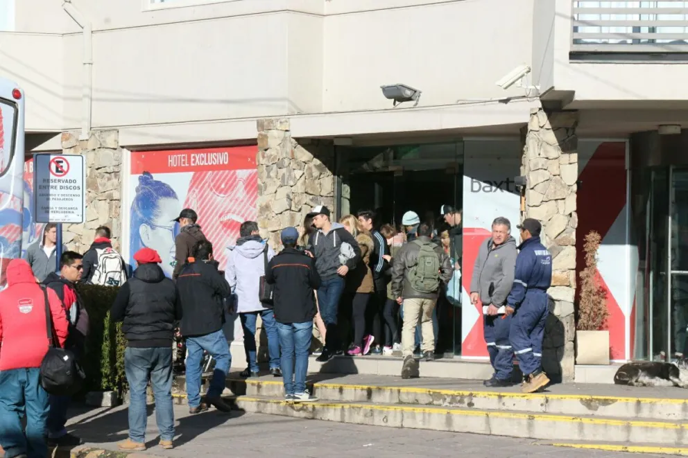 El joven cayó hacia el interior del edificio.