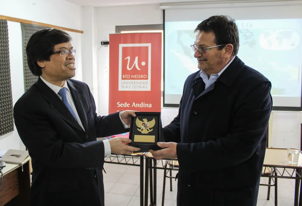 El diplomático indonesio, Jonny Sinaga fue recibido por el vicerrector, Roberto Kozulj.