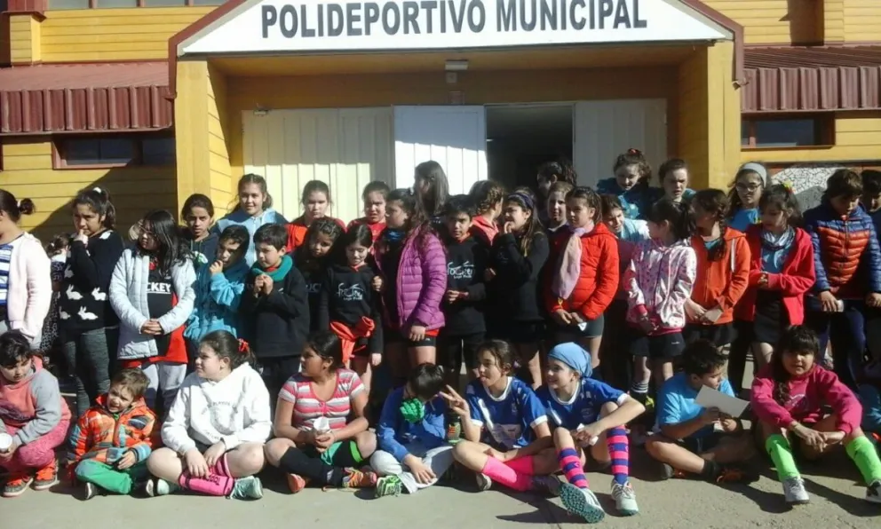 El hockey se concentró en el Polideportivo de Dina Huapi