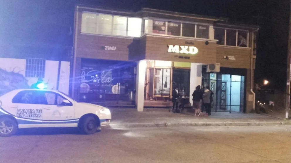La mujer fue trasladada al hospital, donde finalmente murió. 