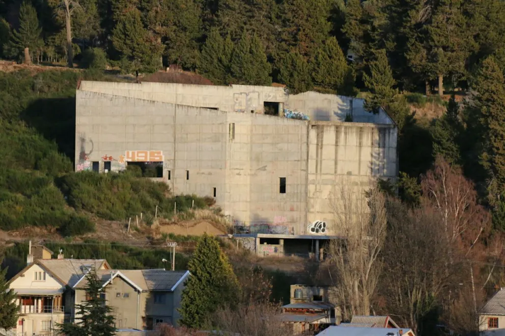 El Elefanto Blanco de Bariloche. No fue Centro de Convenciones, ni Teatro Público. 