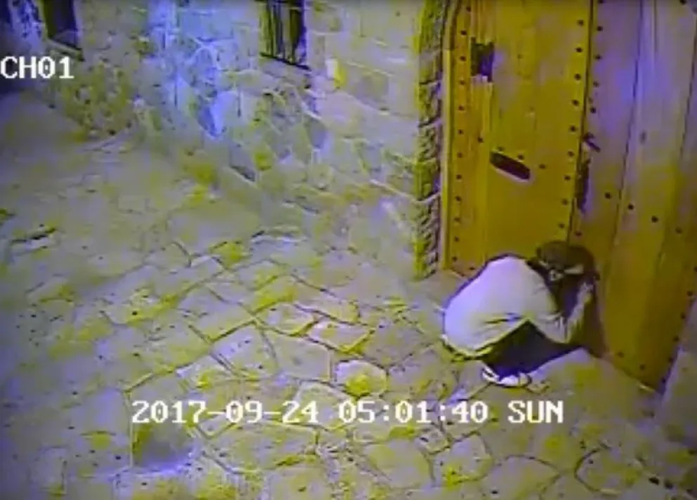 Pintó la puerta de la biblioteca, pidió disculpas y se comprometió a arreglarla