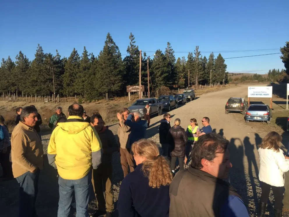 Vecinos del este se convocaron para repudiar la ocupación de tierras en la costa del lago