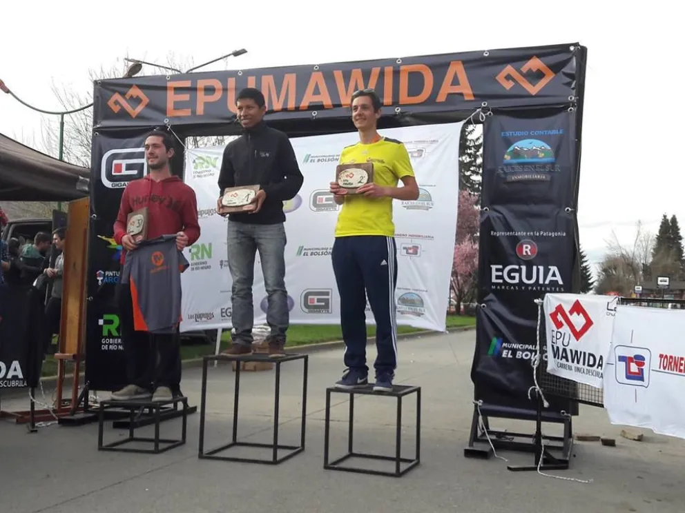 En el centro de podio, Santos Rueda, otra vez ganador.