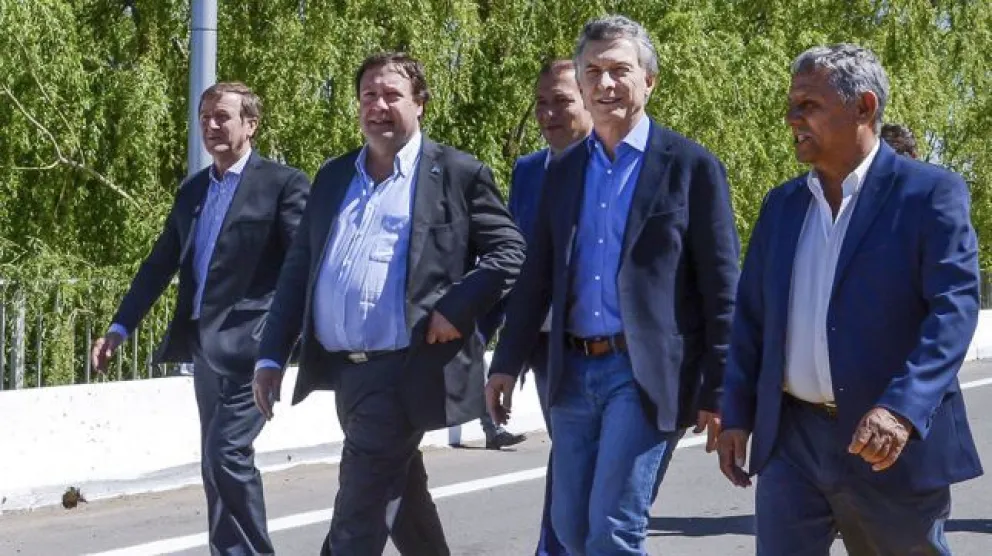 Weretilneck junto a Macri en la inauguración del tercer puente que une Río Negro y Neuquén