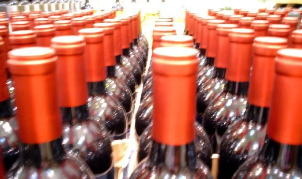Se quisieron llevar unas botellas de vino y los atraparon