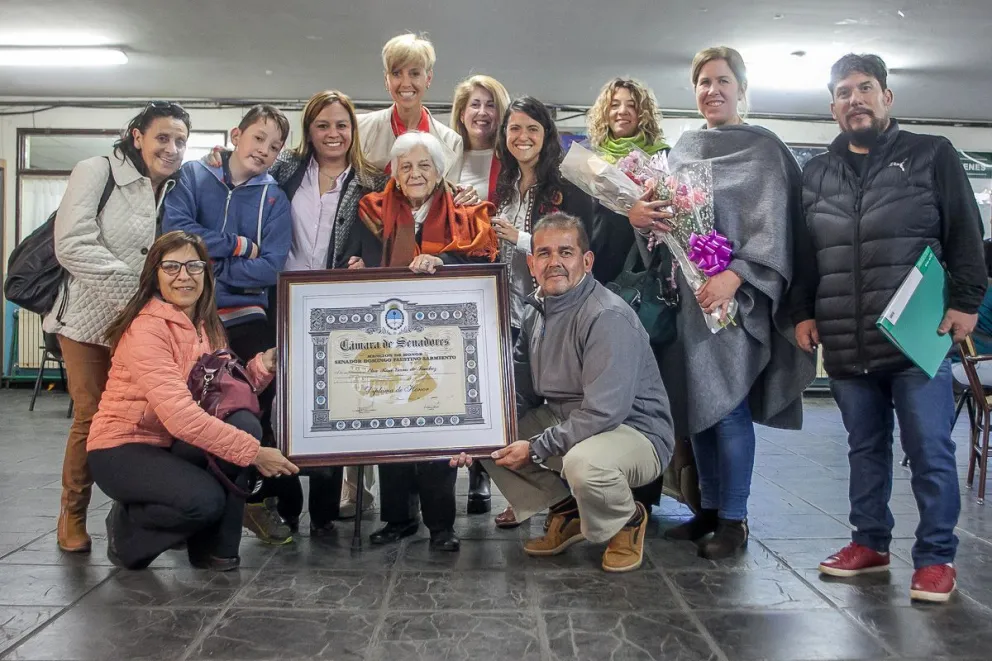 Emotivo reconocimiento a una docente por su compromiso con la educación