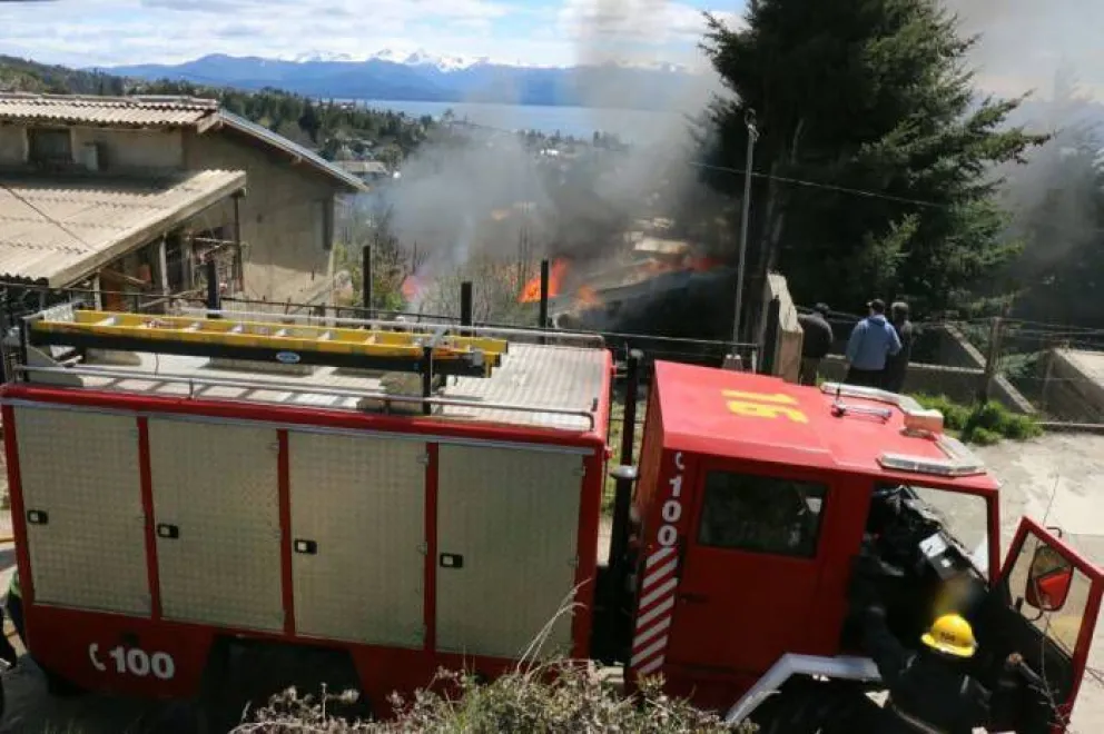 Video: En pocos minutos, el fuego destruyó dos viviendas
