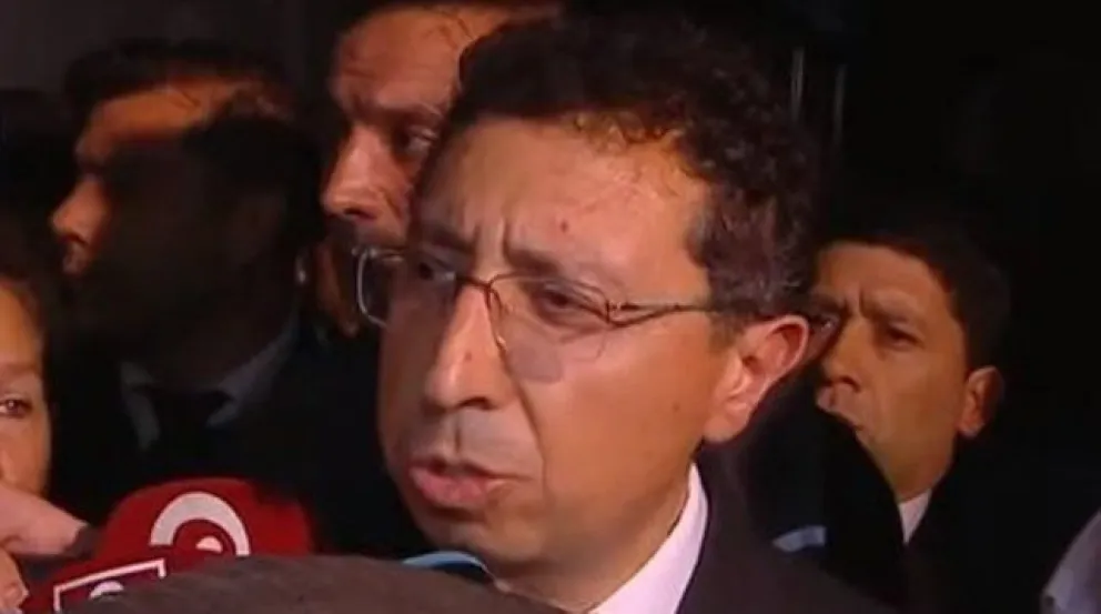 El Juez Gustavo Lleral, frente a la morge de Buenos Aires.