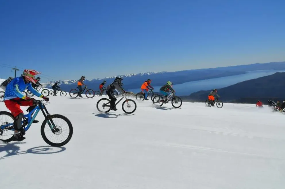 50 competidores descendieron por la nieve del Cerro Catedral.