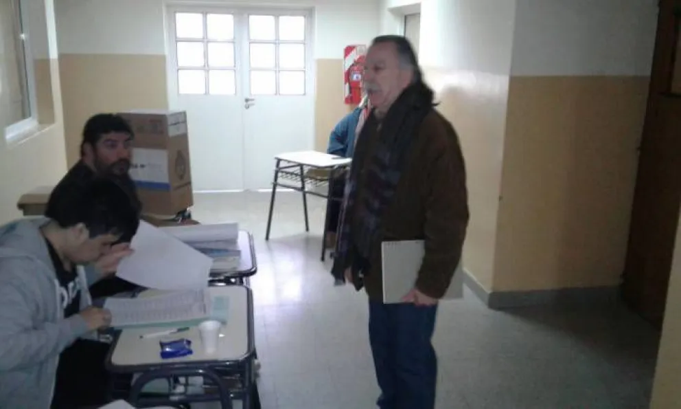 Vasquez votó en el colegio secundario de Stefenelli.