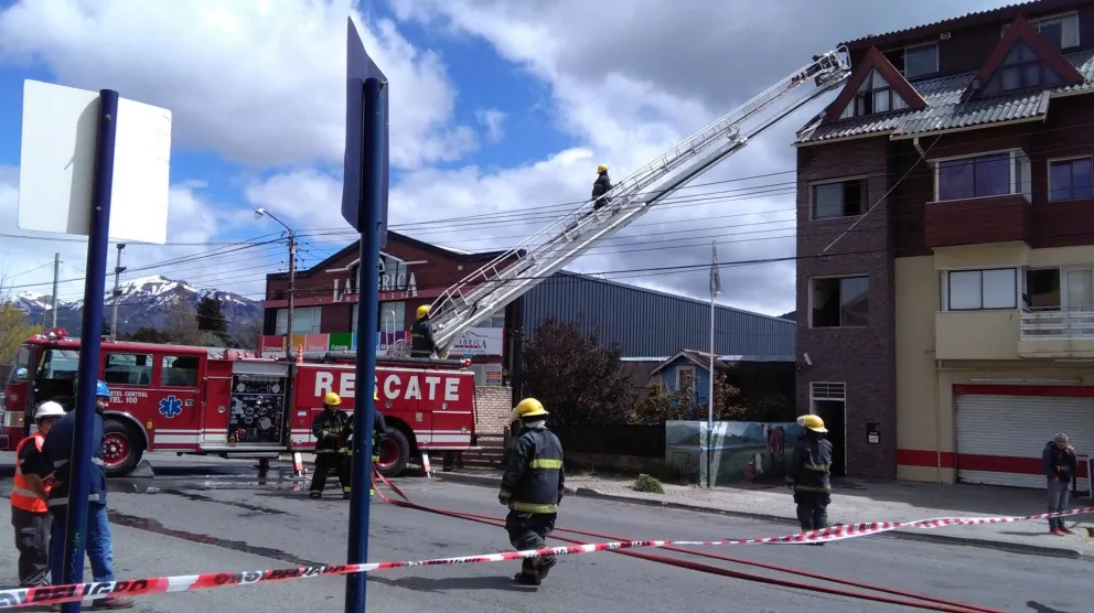 Varias dotaciones de bomberos combatieron un incendio