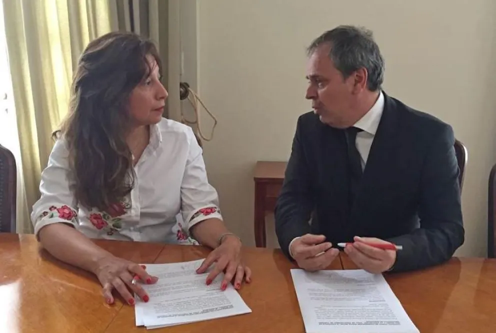 La ministra Arabela Carreras junto a Roberto Bruzzone, presidente de la entidad.