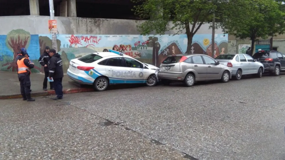 Un patrullero chocó y terminó arriba de la vereda