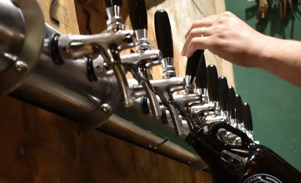 Regulan la venta de cerveza artesanal en growlers
