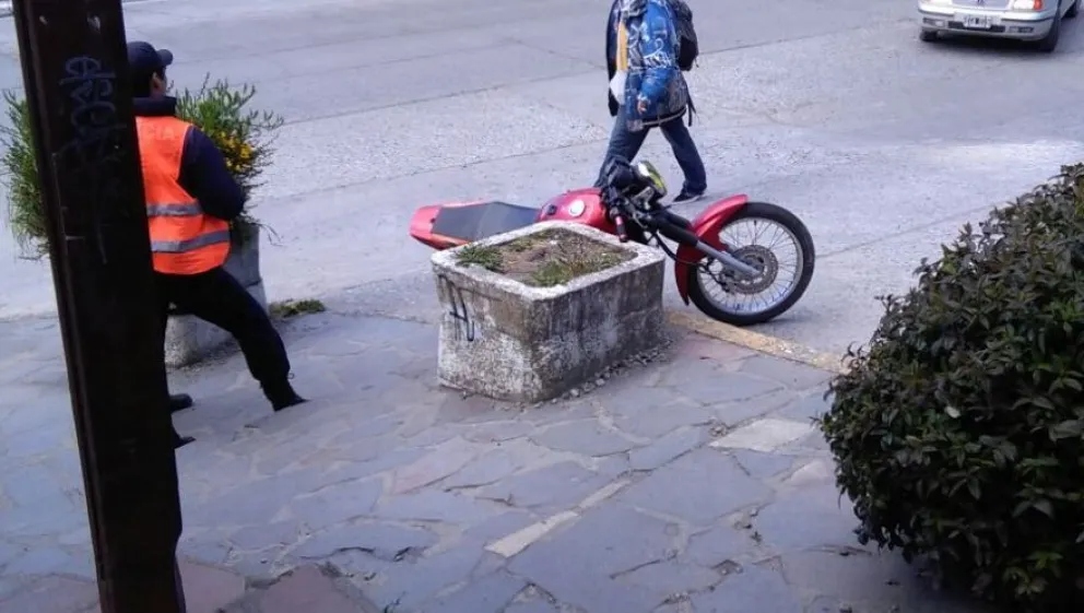 Patinó con la moto en pleno centro