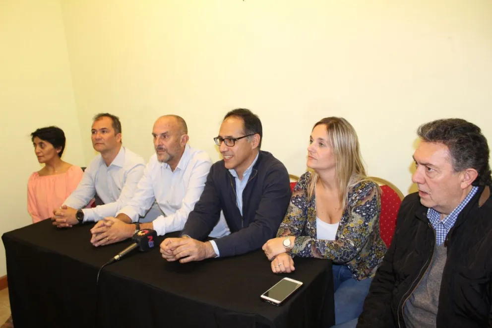Representantes de Cambiemos brindaron una conferencia. 