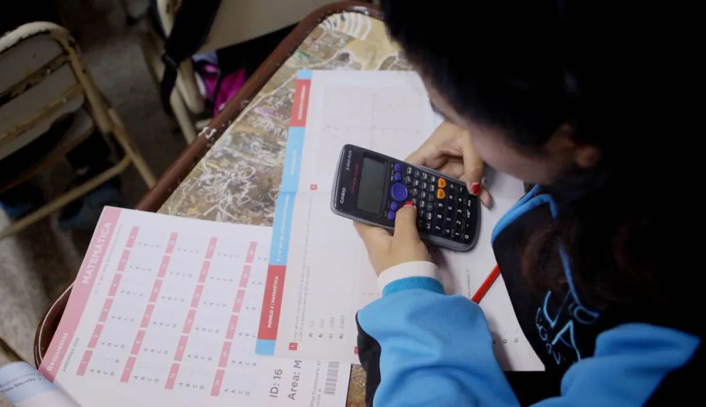 Casi 600 mil estudiantes secundarios de todo el país son evaluados en Lengua y Matemática