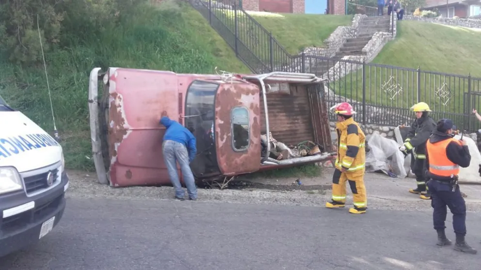 Impresionante vuelco de una camioneta