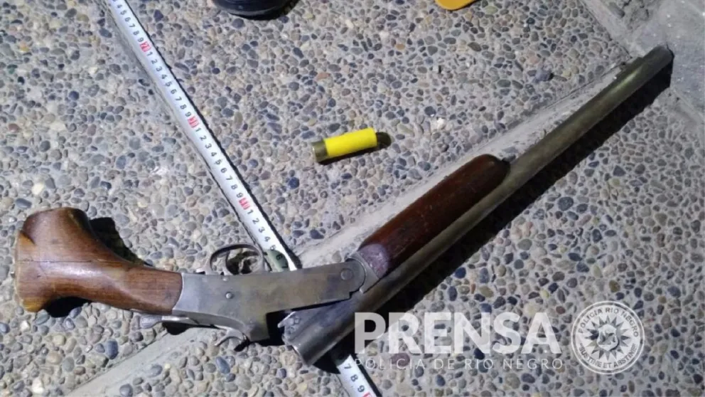 Tres detenidos por forcejear en la calle con una escopeta