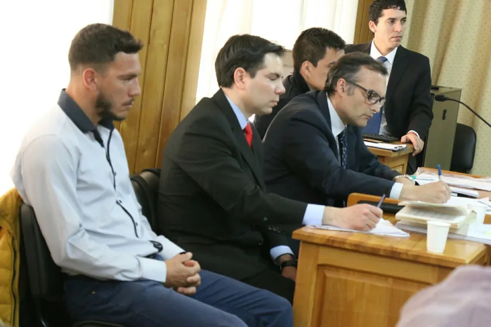 Los oficiales además fueron condenados a dos años de inhabilitación.