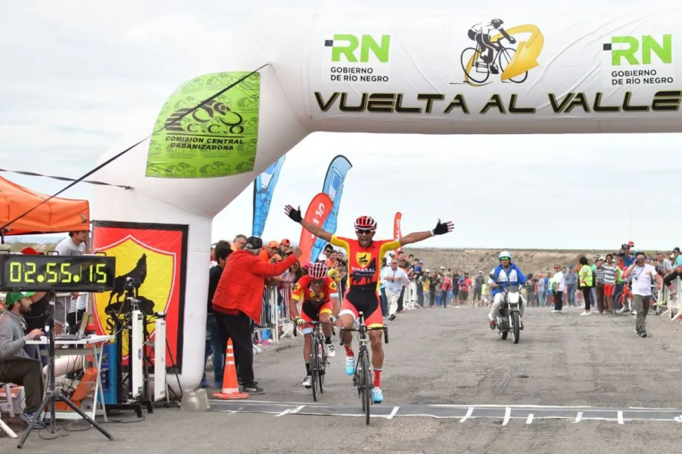 Ranquehue inicia el festejo en Roca. Está ganando la Vuelta.