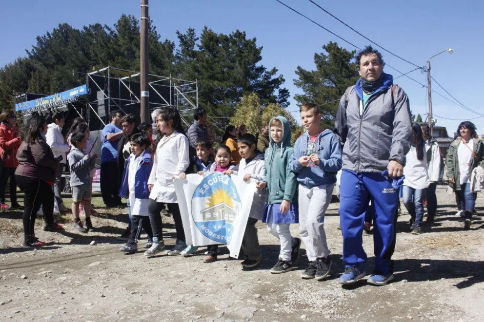 Con un colorido desfile comenzó la Fiesta Provincial de la Etapa y el Sol