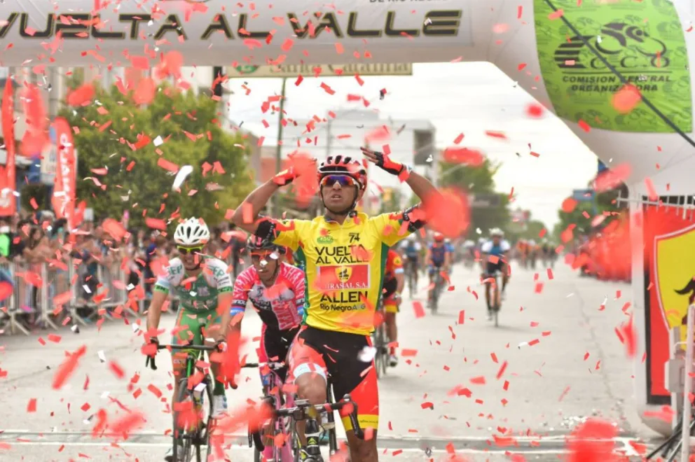A festejar con todo. Ranquehue al cruzar la meta final.