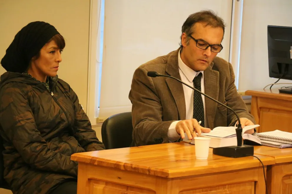 La acusada Miriam Prafil, junto a su abogado durante la audiencia de ayer. 