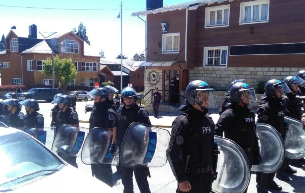 Esperan que durante la tarde sean liberadas las personas detenidas durante el desalojo en Mascardi